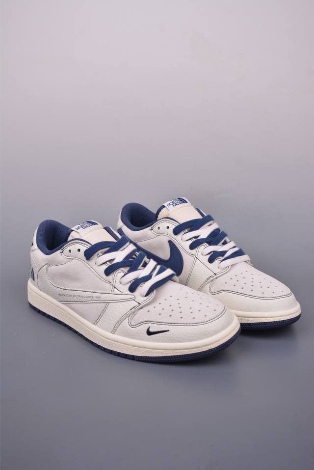 fragment X Travis Scott X 北面 air Jordan 1 Low 三方联名倒钩 全新的三方联名低帮倒钩鞋面延续了黑脚趾设计 整双鞋以全