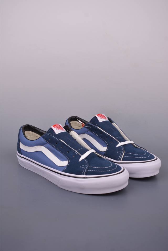 vans Sk8-Low 蓝色 全新一代 低帮硫化帆布鞋 该鞋款以白色线条勾勒出整体造型效果 蓝色帆布拼接鞋面打造整体鞋身 以Sk8-Low鞋身为蓝本 风格极具