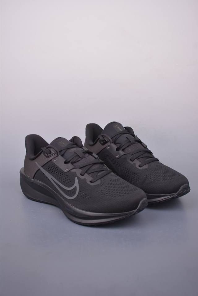 nike Quest 6极速6代 网面透气 时尚休闲跑步鞋 简约高科技设计采用多层材料 为双足带来凉爽感受和稳固体验时尚鞋面搭配中足包覆设计 提供稳固贴合感 一
