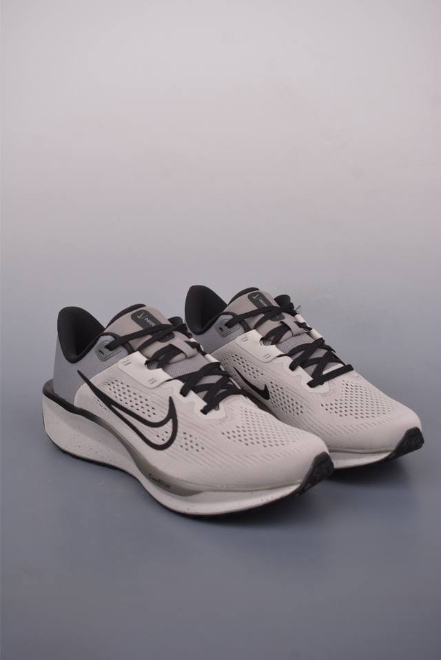 nike Quest 6极速6代 网面透气 时尚休闲跑步鞋 简约高科技设计采用多层材料 为双足带来凉爽感受和稳固体验时尚鞋面搭配中足包覆设计 提供稳固贴合感 一