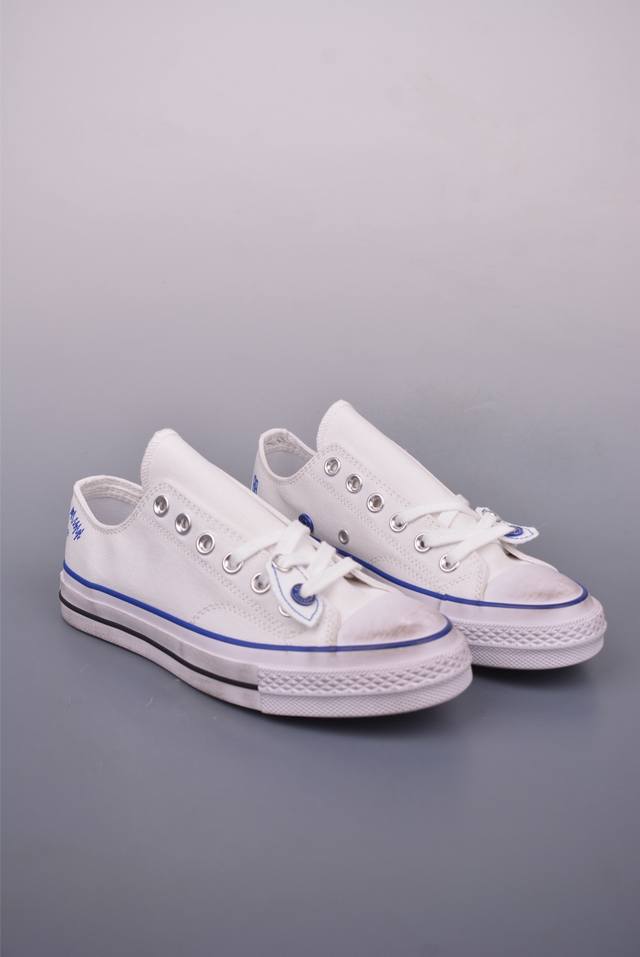 ader Error X Converse 1970S 以经典 Chuck 70 为蓝本 白色主体鞋身搭配蓝色包边条和后跟部位的刺绣 精致的小细节点缀处处可见