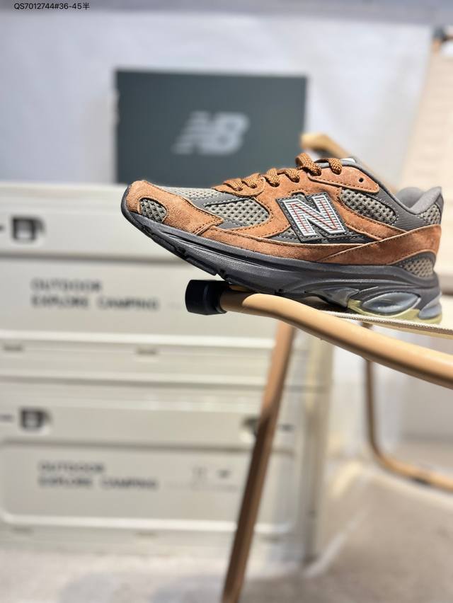 new Balance 2010系列复古老爹风休闲鞋 #采用轻质牛剖革拼接透气网眼衬垫织物鞋面材质 T-Beam大底提供足步弓支撑 保持步态稳定 后跟搭载外露缓