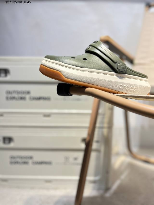 crocs 卡骆驰 Eva 舒适轻便 洞洞鞋 凉鞋 拖鞋 时尚撞色设计 充满活力的全新系列 同时拥有复古条纹与经典Logo标志 可调节后跟带 放前面变成惬意舒适