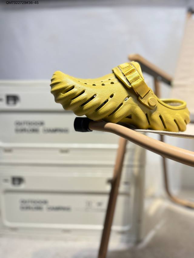 crocs 卡骆驰 Eva 舒适轻便 洞洞鞋 凉鞋 拖鞋 时尚撞色设计 充满活力的全新系列 同时拥有复古条纹与经典Logo标志 可调节后跟带 放前面变成惬意舒适