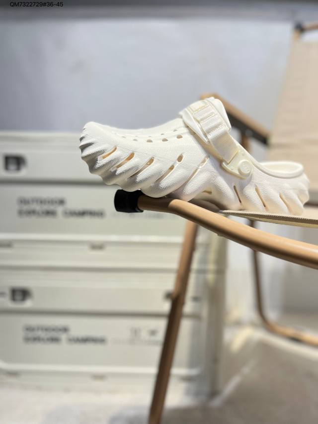 crocs 卡骆驰 Eva 舒适轻便 洞洞鞋 凉鞋 拖鞋 时尚撞色设计 充满活力的全新系列 同时拥有复古条纹与经典Logo标志 可调节后跟带 放前面变成惬意舒适