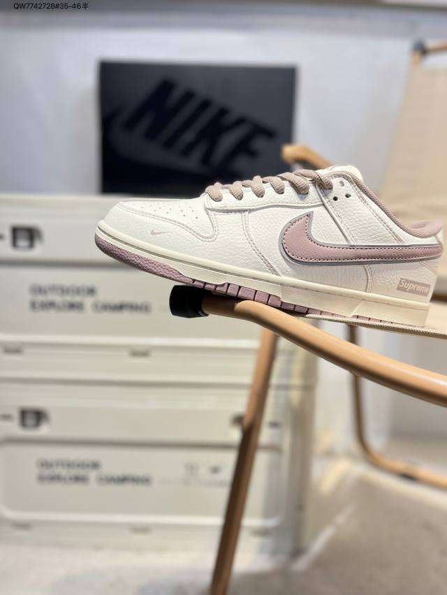 supreme X 耐克Nike Dunk Low 板鞋Sb系列经典百搭休闲运动板鞋加厚鞋舌的填充 使舒适性大大提升 同时也更方便穿脱中底部分则加入了脚感柔软舒