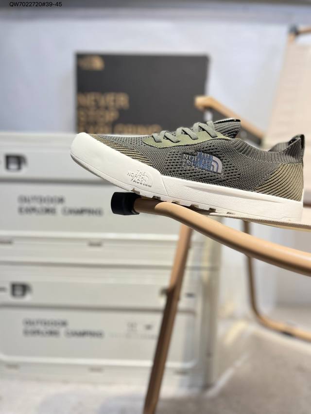 thenorthface北面 鞋面采用进口飞织弹力面柔韧性和舒适性简直无法言喻鞋底采用Md底 回弹减震效果 上脚像踩棉花糖 有效减少运动时候的摩擦Nf0A8Ad