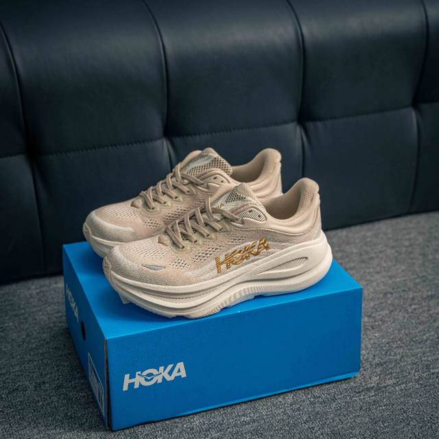 核心私 hoka M Bondi 9全新配色 这个品牌来自于新西兰的毛利语 Hoka表示大地 One One表示飞越 连起来就是飞越地平线 One One不是读