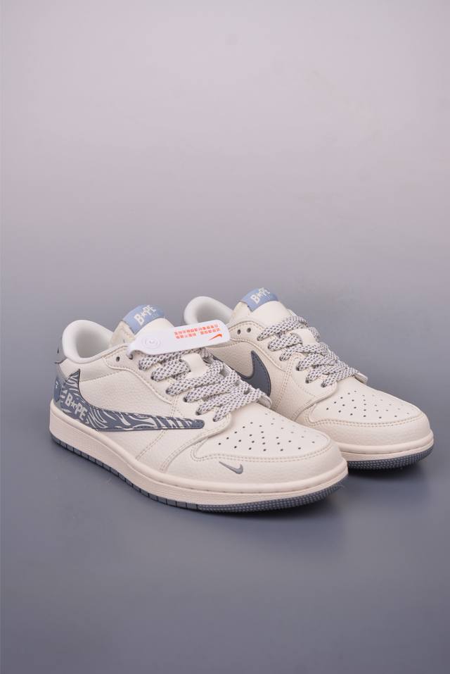 fragment X Travis Scott X 猿人头 air Jordan 1 Low 三方联名倒钩 全新的三方联名低帮倒钩鞋面延续了黑脚趾设计 整双鞋以