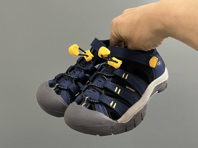 顶配版Kee*潮牌户外儿童涉水溯溪凉鞋 size 24-37码 户外大佬 Keen科恩潮牌 优质尼龙材料镂空拼接 透气又舒适 橡胶耐磨防滑包头大底 应对轻松不管