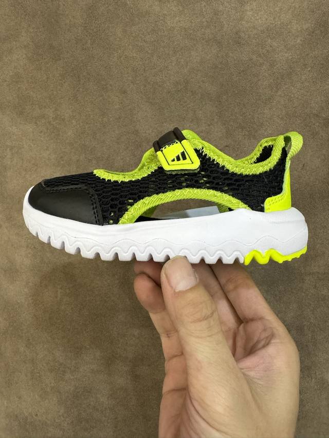 正确版本放 adidas阿迪达斯男女婴童魔术贴设计轻便凉鞋 size 22-27 小童 28-37大童 百搭又不失时尚的三条纹 透气性网面 舒适不闷脚 耐磨防滑