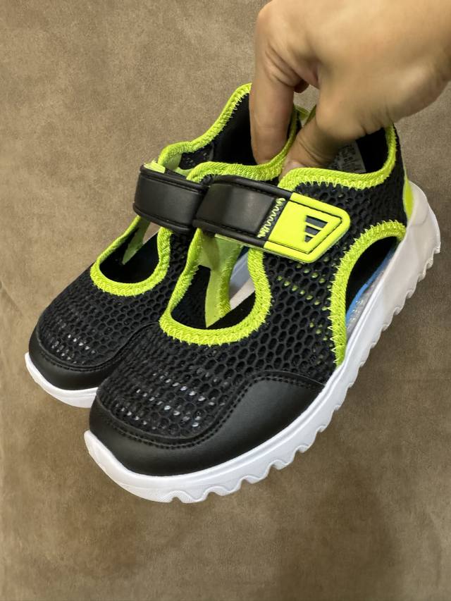 adidas阿迪达斯男女婴童魔术贴设计轻便凉鞋 size 22-27 小童 百搭又不失时尚的三条纹 透气性网面 舒适不闷脚 耐磨防滑大底 脚感超赞
