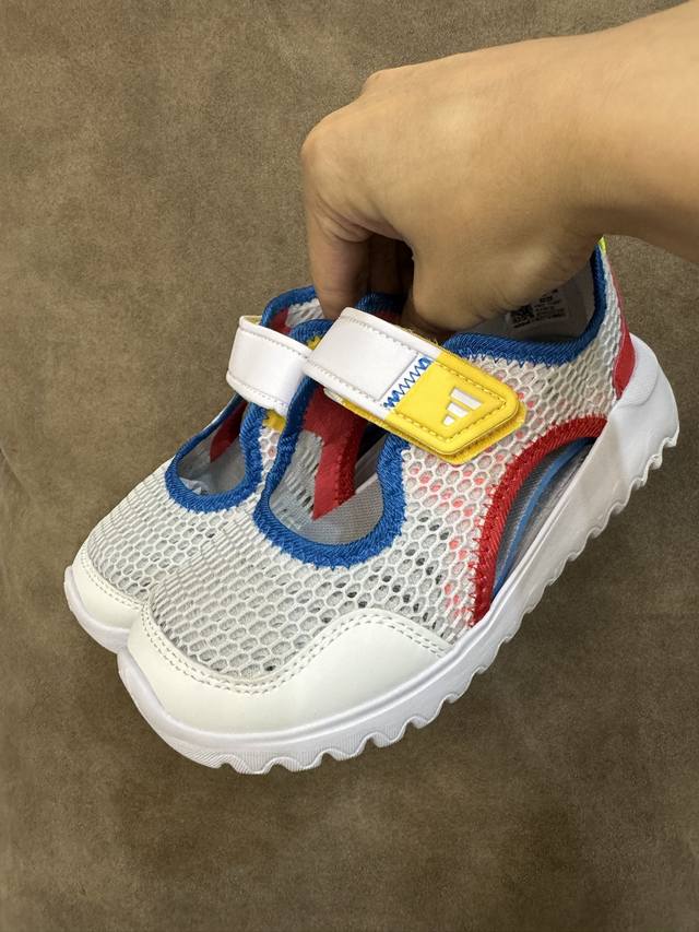 adidas阿迪达斯男女婴童魔术贴设计轻便凉鞋 size 28-37大童 百搭又不失时尚的三条纹 透气性网面 舒适不闷脚 耐磨防滑大底 脚感超赞