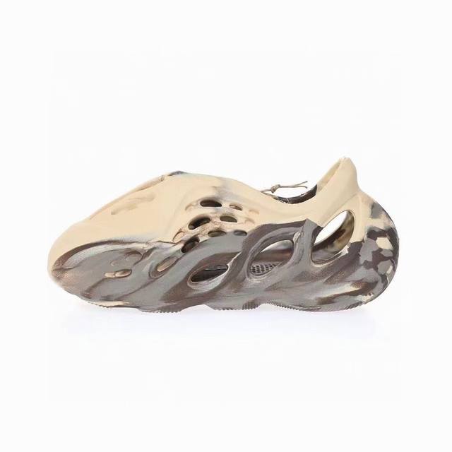 Adidas Yeezy Foam Runner Slide Stone Saget 椰子童鞋户外风格包头运动沙滩凉拖防滑洞洞跑步凉鞋 沙白褐迷彩 Gx8802