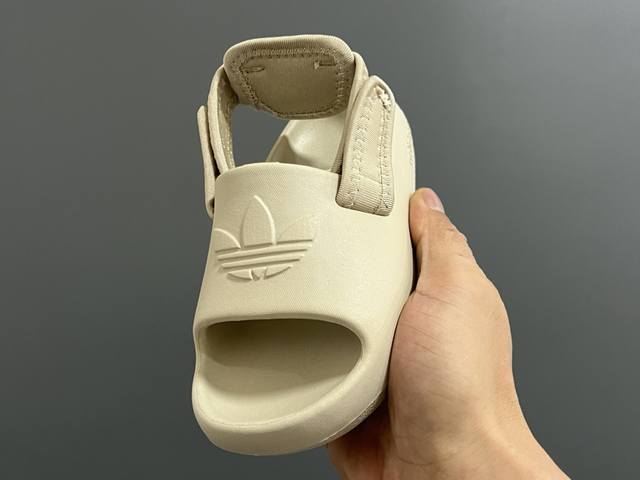 活动价 a家新款两穿魔术贴儿童凉鞋 size 22-35码 还没上就爆单啦 三葉草愛迪達新款 国内买不到哦 可拆卸后跟的款式 两穿真的超实用 一体成型Eva工艺