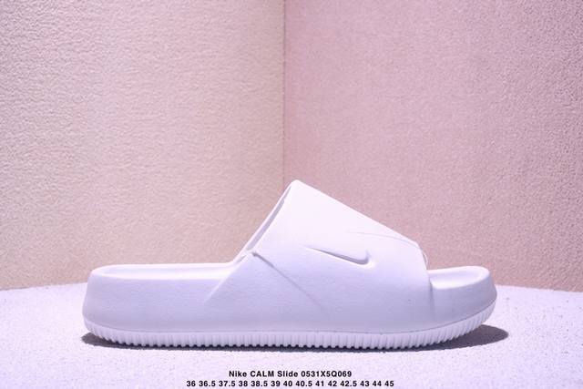 耐克 Nike Calm Slide 经典运动拖鞋时尚厚底增高男女一字拖鞋 沙滩鞋，拖鞋的外观十分吸引人，融合了舒适与时尚的元素，延续了简约独特的美学风尚，一体