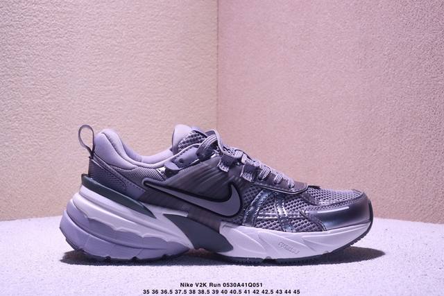 Nike V2K Run 复古单品 复古老爹鞋跑步鞋 鞋款被命名为 Runtekk 设计上借鉴了 2000 年的跑鞋风格 配色上以金属银为主调 简练又有复古运动