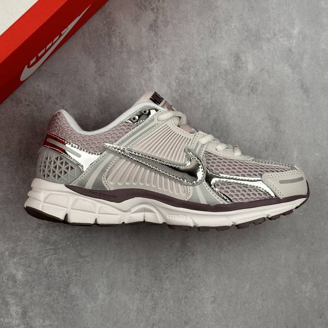 本地 核心私 耐克 W Nike Zoom Vomero 5 复古单品 经典复古潮流运动鞋 融蕴繁复设计风范和丰富层次感 缔造运动鞋佳选 助你轻松型出范 开辟独