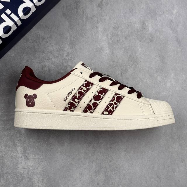 本地 核心私 Kaws X Adidas Original Gazelle Indoor 暴力熊 X 阿迪达斯 低帮 联名白酒红 贝壳头防滑耐磨轻便板鞋 鞋身整