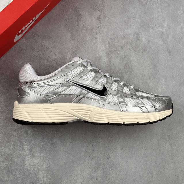 本地 核心私 耐克 Nike P-6000 复古科技个性休闲运动老爹鞋 该鞋款鞋面采用纵横交错的覆面，重现 0 年代跑鞋风格，同时搭配缓震鞋垫，带来舒适的步履体