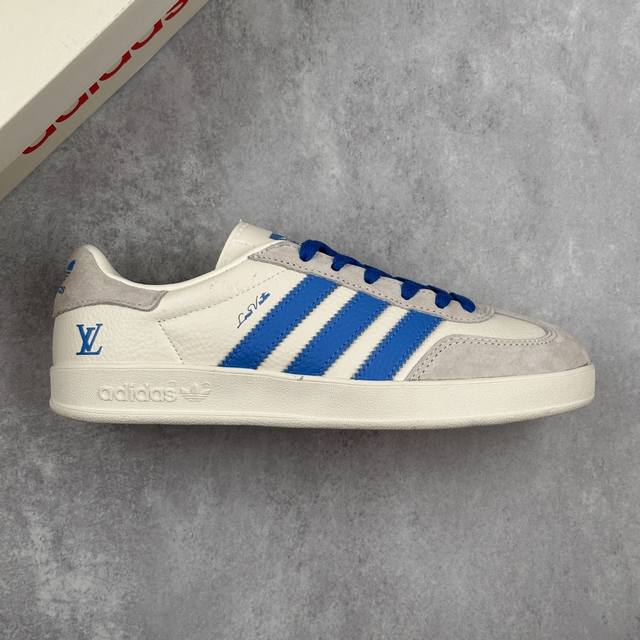 本地 核心私 Adidas Samba Og Trainers Lv路易威登联名---白灰蓝 低帮休闲运动板鞋 原厂定制长毛翻毛皮组合环保纤维革鞋面材质 内置环