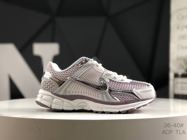 Nike 耐克 夏季 Zoom Vomero 5 运动鞋休闲训练跑步鞋。Nike Zoom Vomero 5 女子运动鞋妥帖包覆足部，提供透气支撑效果。耐穿材料