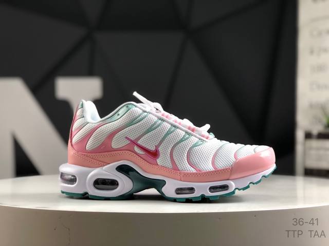 耐克Nike Air Max Plus是Nike旗下另类鞋款的代表，Tn 它诞生于1996年，是第一款使用Tunedair气垫的跑鞋，其特点就在于实现各气室间气