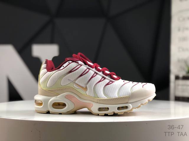 耐克Nike Air Max Plus是Nike旗下另类鞋款的代表，Tn 它诞生于1996年，是第一款使用Tunedair气垫的跑鞋，其特点就在于实现各气室间气