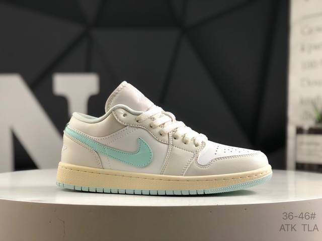 耐克 Air Jordan 1 Low 低帮 蓝柠檬 Aj1 乔丹1代 Aj1 乔1 低邦 蓝黄拼接 乔丹篮球鞋系列 鞋身采用蓝色皮革勾勒轮廓，明黄色注入后跟收