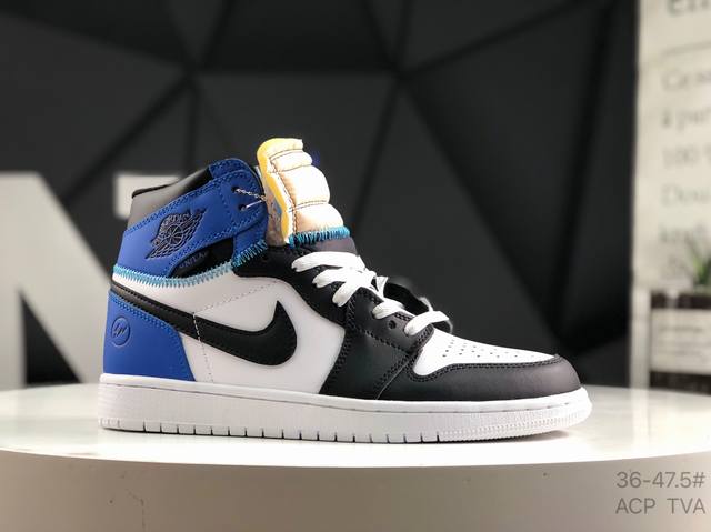 耐克 Air Jordan 1 Retro High Midnight Navy Aj1 乔丹1代 高帮蓝白黑 乔丹篮球鞋系列 鞋款整体采用白黑蓝配色方案，鞋身