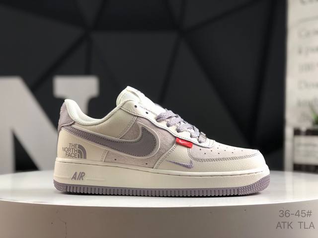 耐克 Nike Air Force 1 ’07 空军一号低帮百搭休闲运动板鞋。柔软、弹性十足的缓震性能和出色的中底设计，横跨复古与现代的外型结合，造就出风靡全球