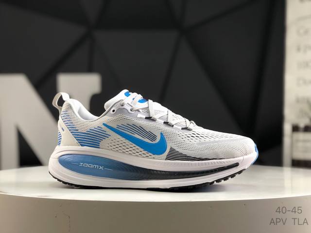 耐克 Nike Vomero 18 耐克 舒适减震防滑 低帮跑步鞋 全掌Reactx泡绵中底 前掌和后跟还配备了Air Zoom气垫单元 据说跑起来更快更舒适哦