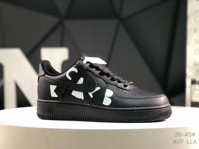 耐克Nike Air Force 1“07空军一号低帮百搭休闲运动板鞋。柔软、弹性十足的缓震性能和出色的中底设计，横跨复古与现代的外型结合，造就出风靡全球三十多