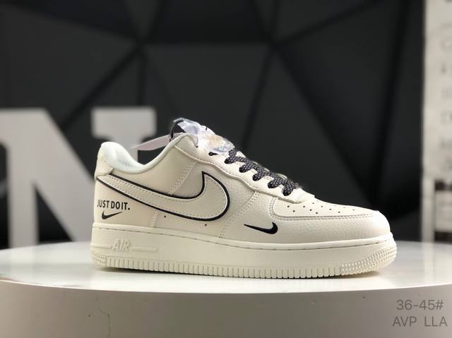 耐克Nike Air Force 1“07空军一号低帮百搭休闲运动板鞋。柔软、弹性十足的缓震性能和出色的中底设计，横跨复古与现代的外型结合，造就出风靡全球三十多