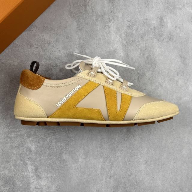 本地 核心私 2025早春发布新款 Louis Vuitton Sneakerina 德训鞋 芭蕾舞鞋 采用 Sacchetto 制鞋工艺，赋予柔韧鞋底与轻盈内