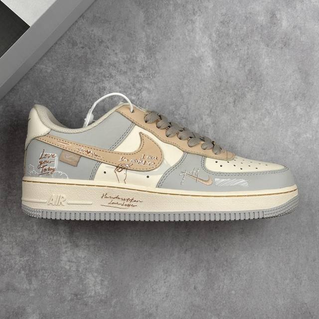 本地 核心私 Nike Air Force 1‘07 Low ”Love Letter“ 手写情书 空军一号低帮休闲板鞋 #手写情书，是喧嚣时代里独树一帜的温柔
