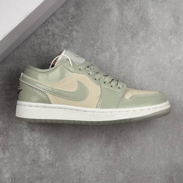 本地 核心私 Air Jordan 1 Low Se Seafoam 低帮 海沫绿 Aj1 乔丹1代 乔丹篮球鞋系列 鞋身整体以米黄色皮革打造，搭配漆皮海沫绿框