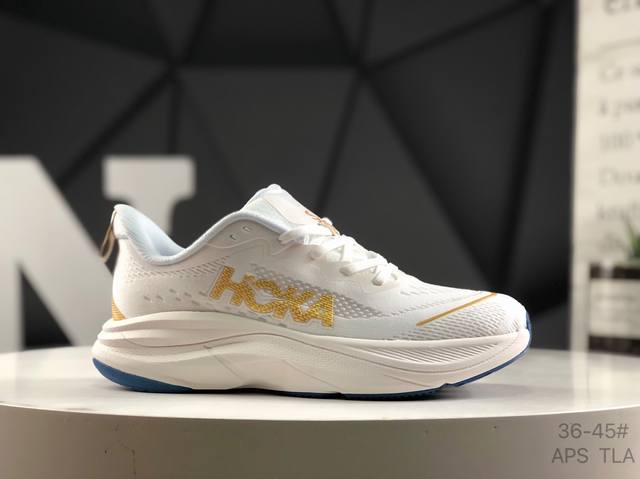 Hoka 霍卡 男女鞋真标半码制，采用柔软网织呼吸材料鞋面材质，轻量化材料高弹力泡棉升级中底，内嵌欧索莱Ortholite 混合 再生 鞋垫“飞要这么厚”跑者解