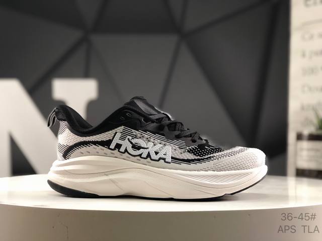 Hoka 霍卡 男女鞋真标半码制，采用柔软网织呼吸材料鞋面材质，轻量化材料高弹力泡棉升级中底，内嵌欧索莱Ortholite 混合 再生 鞋垫“飞要这么厚”跑者解
