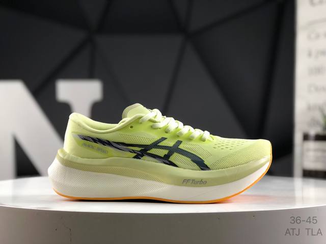 Asics 亚瑟士Magic Speed 4稳定跑鞋鞋面采用双层提花网面设计，提高包裹性和透气性，后跟搭载稳定系统科技T-Gel提升整体支撑力和结构感，减少对身