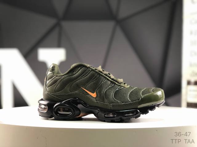 耐克Nike Air Max Plus是Nike旗下另类鞋款的代表，Tn 它诞生于1996年，是第一款使用Tunedair气垫的跑鞋，其特点就在于实现各气室间气