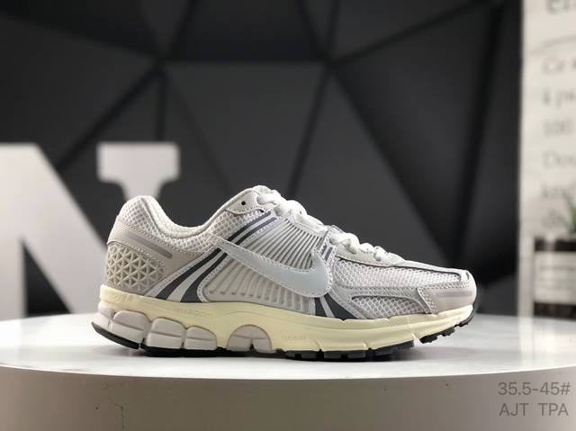 公司级带半码 耐克 Nike Zoom Vomero Roam 5 Roam 复古跑五代休闲运动慢跑鞋 简洁设计 功能性强 防水防撕裂鞋面 鞋带也改成了束绳设计