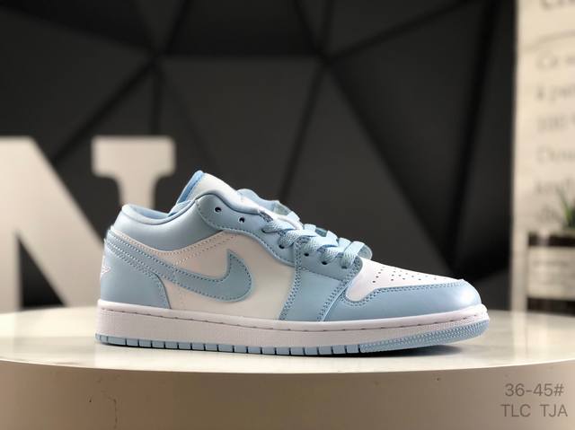 耐克 Air Jordan 1 Low 低帮 蓝柠檬 Aj1 乔丹1代 Aj1 乔1 低邦 蓝黄拼接 乔丹篮球鞋系列 鞋身采用蓝色皮革勾勒轮廓，明黄色注入后跟收