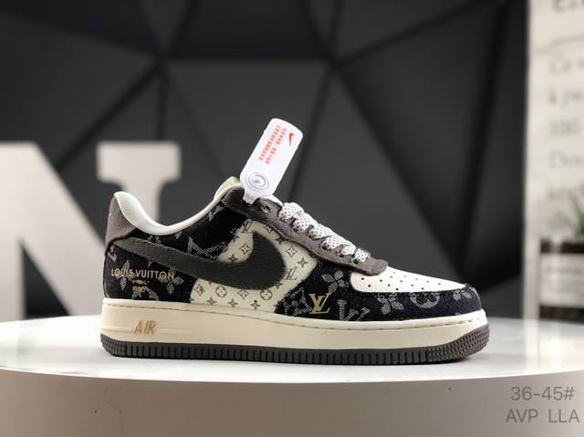 公司级带半码 耐克 Nike Air Force 1 ’07 空军一号低帮百搭休闲运动板鞋。柔软、弹性十足的缓震性能和出色的中底设计，横跨复古与现代的外型结合，