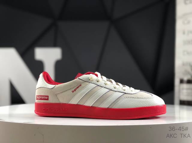 海外爆款限量发！高端定制 阿迪达斯 Ad Gazelle Indoor Trainers Supreme联名---奶白灰红 原厂定制长毛翻毛皮组合环保纤维革鞋面