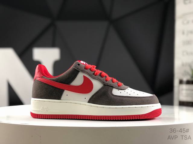 头层带半码 耐克 Nike Air Force 1 Low 空军一号低帮百搭休闲运动板鞋。柔软、弹性十足的缓震性能和出色的中底设计，横跨复古与现代的外型结合，造