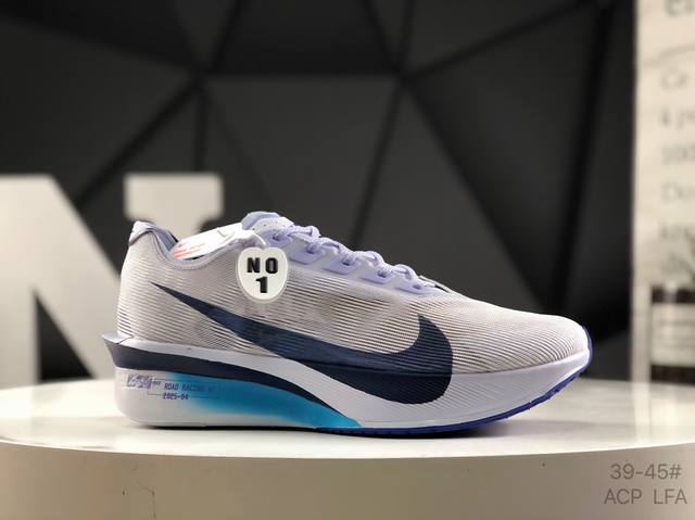 耐克 Nike Zoomx Vaporfly Next% 4耐克 轻量化 网面透气运动鞋 这款新一代最强跑鞋在鞋面和鞋底都进行了全方位升级鞋面使用了全新 Vap