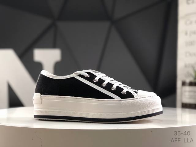Dior 迪奥 板鞋 由意大利工坊匠心打造，各大明星、网红博主争先上脚且全国各大专柜一鞋难求鞋面牛皮拼接L内里进口网布、Tpu大底以别具一格的立体效果，展现摩登