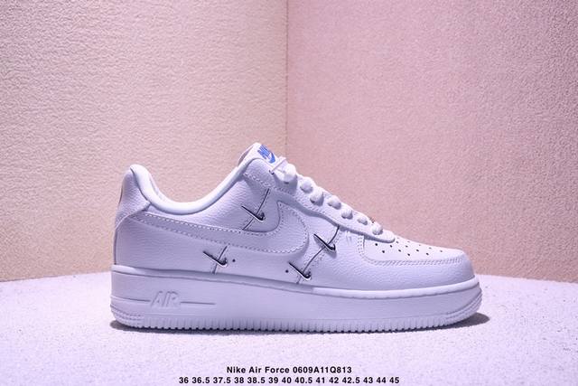 耐克Nike Air Force 7空军一号低帮百搭休闲运动板鞋。柔软、弹性十足的缓震性能和出色的中底设计，横跨复古与现代的外结合，造就出风靡全球三十多年的Fo