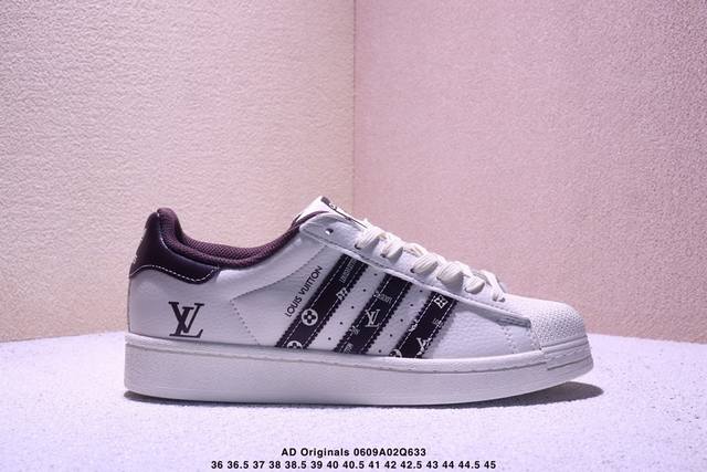 纯原 Clot X Ad Originals #贝壳头斯图西联名限定 贴合柔软皮料白绿三叶草配色 ，这双鞋的整体设计思路和风格可以说很Clot。鞋款整体选用了易